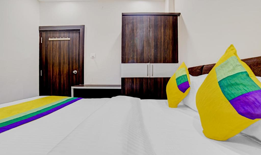 Postel nebo postele na pokoji v ubytování Hotel Anand Shree,Indore