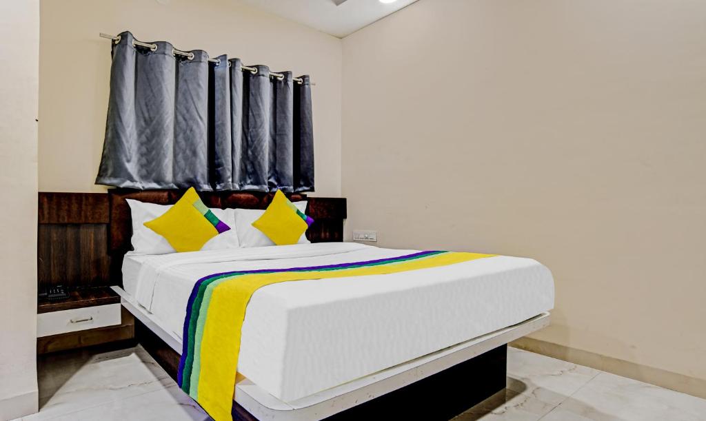Postel nebo postele na pokoji v ubytování Hotel Anand Shree,Indore