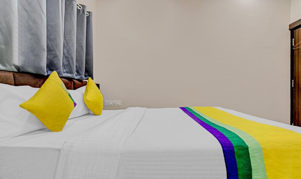 Postel nebo postele na pokoji v ubytování Hotel Anand Shree,Indore