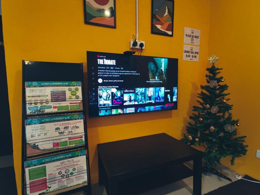 TV a/nebo společenská místnost v ubytování The Cocoon Capsule Hotel
