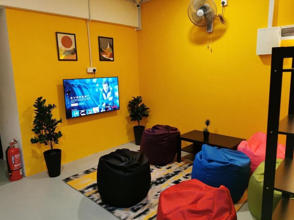 TV a/nebo společenská místnost v ubytování The Cocoon Capsule Hotel
