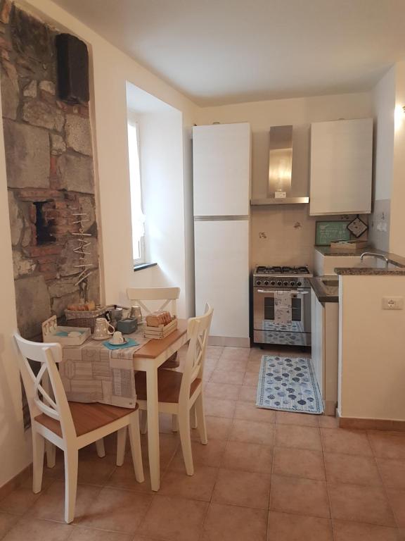 A kitchen or kitchenette at Appartamentino tipico nel centro