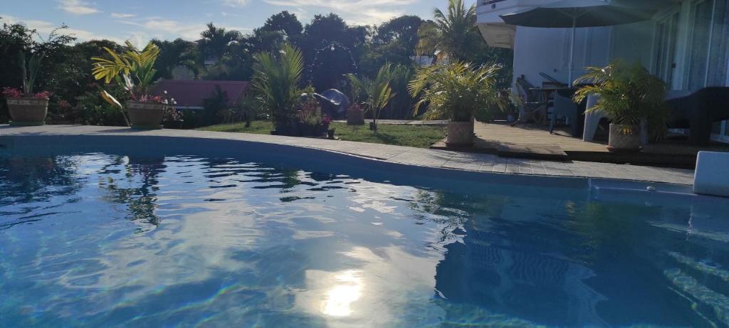 Bazén v ubytování Un coin de paradis, piscine privative, vue Saintes nebo v jeho okolí