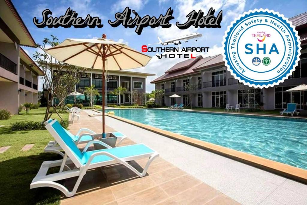 una piscina con sdraio e ombrellone di Southern Airport Hatyai a Hat Yai