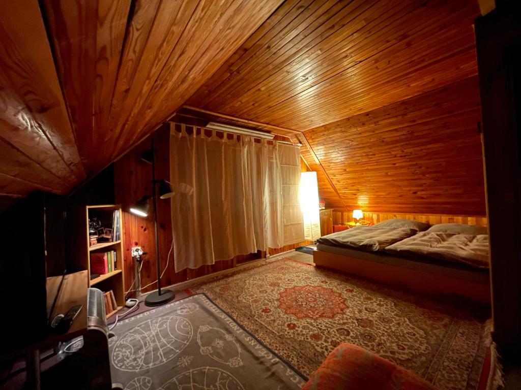 Postel nebo postele na pokoji v ubytování CHALUPA KLÍNY - Oáza klidu na horách u SKI RESORTU