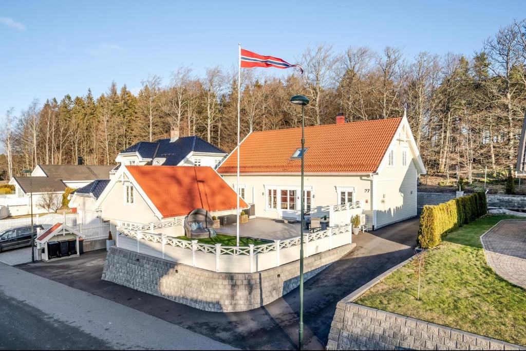 uma casa com uma bandeira em cima em Modern, small appartment em Larvik