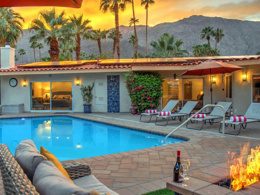 uma casa com uma piscina e um pátio em Hidden Haven em Palm Springs