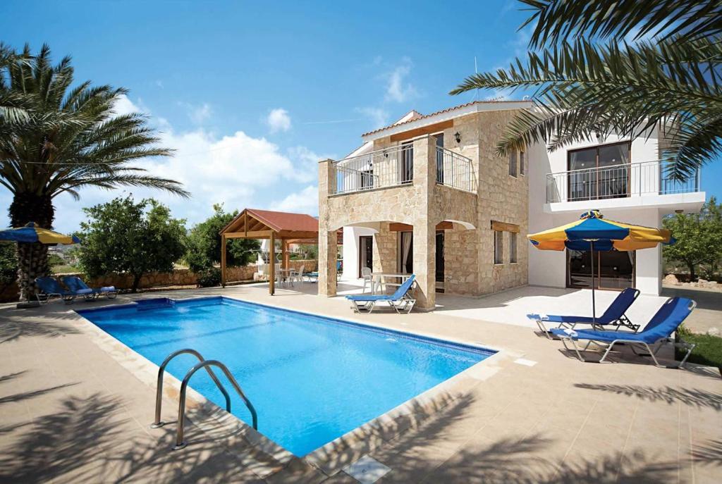 una piscina frente a una casa en Anthea en Coral Bay