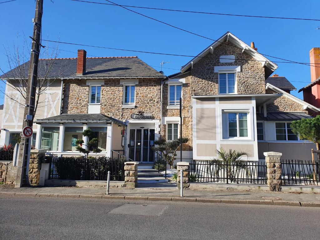 uma grande casa de tijolos na esquina de uma rua em Logis Hotel La Closerie em La Baule