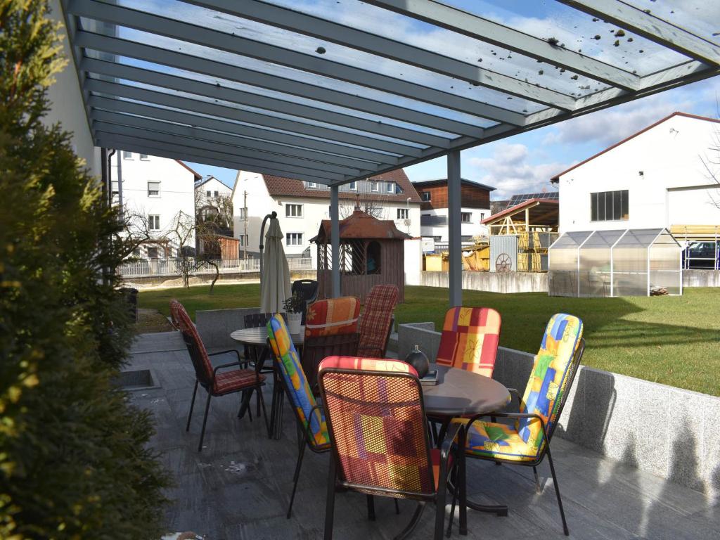 a patio with a table and chairs under a pergola at Ferienhaus Anni in Leipheim