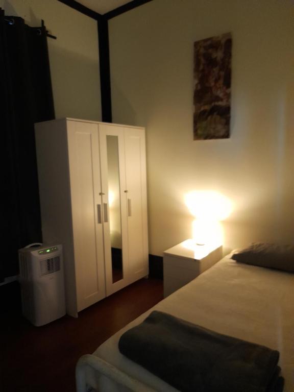 Postel nebo postele na pokoji v ubytování Ozi Inn Backpackers - Perth -Valid Passport Required