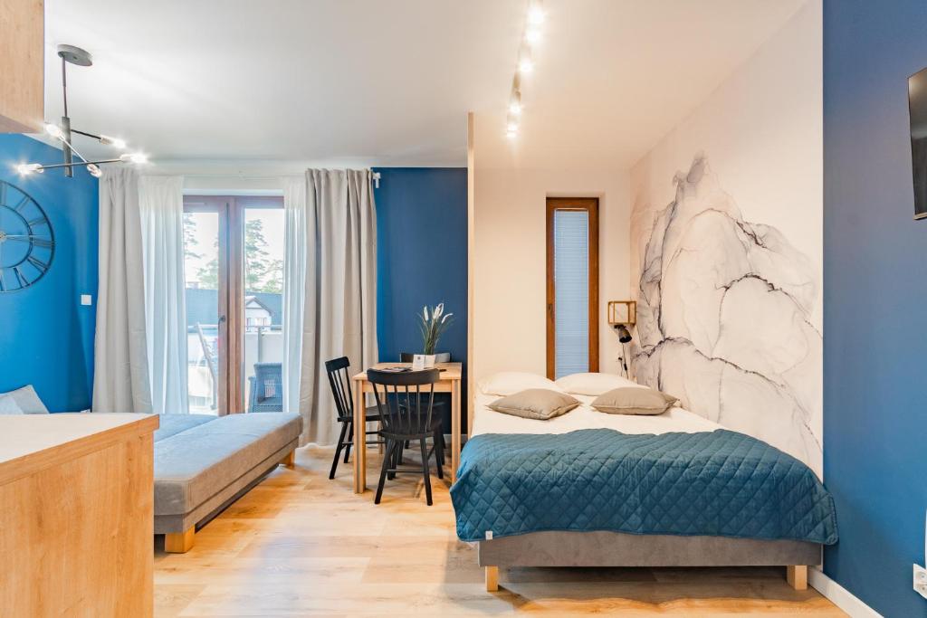 Postel nebo postele na pokoji v ubytování APARTAMENTY MIERZEJA - STEGNA PARK STUDIO, 500 m od plaży