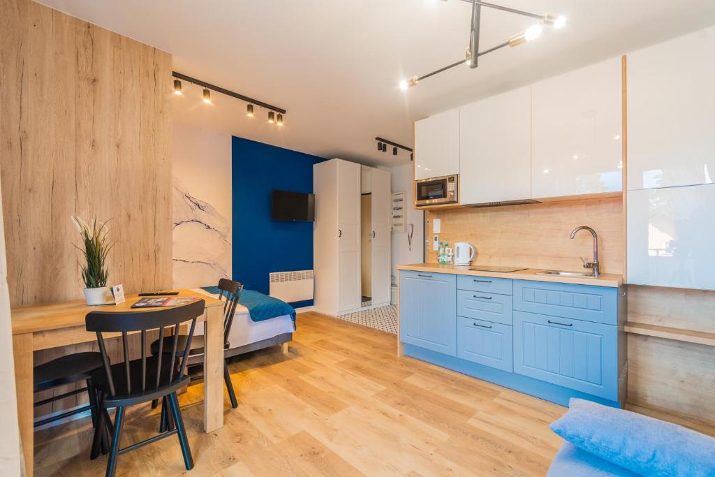 Kuchyň nebo kuchyňský kout v ubytování APARTAMENTY MIERZEJA - STEGNA PARK STUDIO, 500 m od plaży