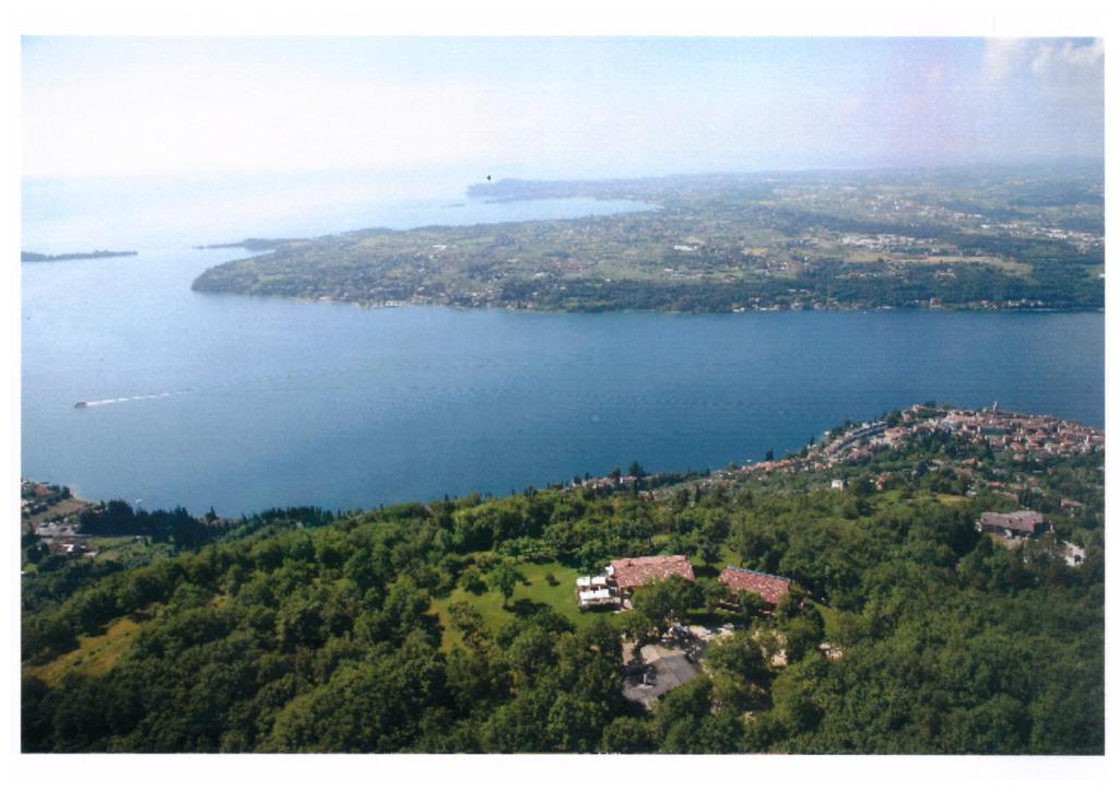 widok z powietrza na duży zbiornik wody w obiekcie La FIOCCHINA - Magic Place - apartments & studios in Garda Lake - countryside farmhouse, inside the middle of the lake w mieście Salò