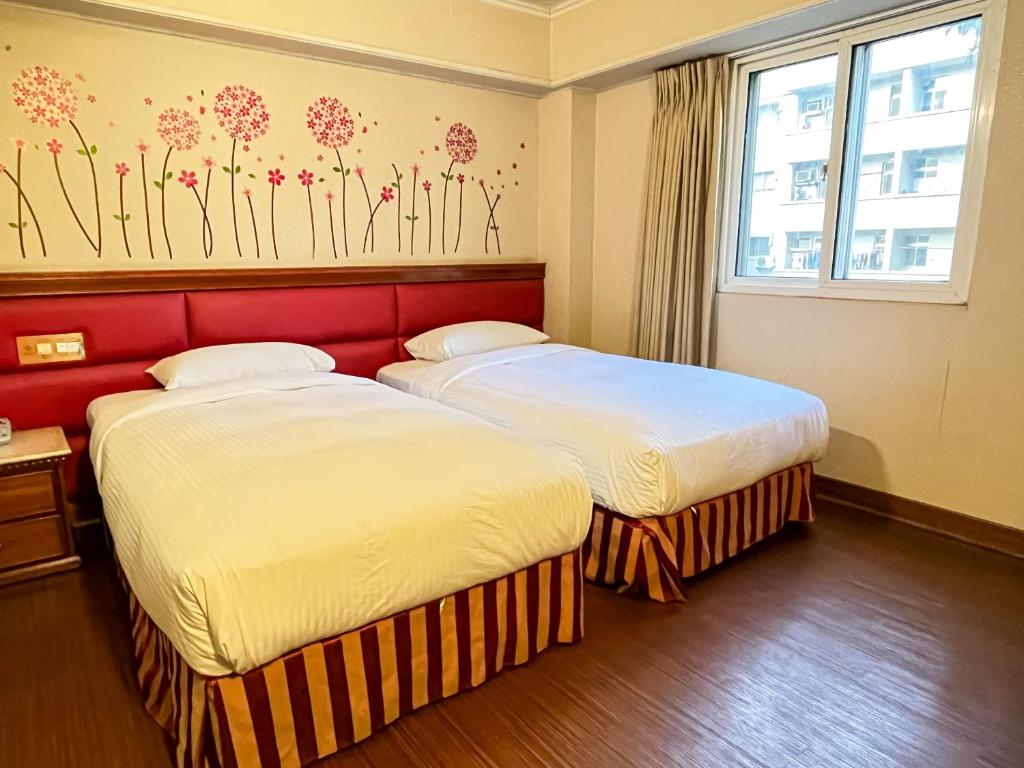 Habitación de hotel con 2 camas y ventana en Spring Art Hotel en Kaohsiung