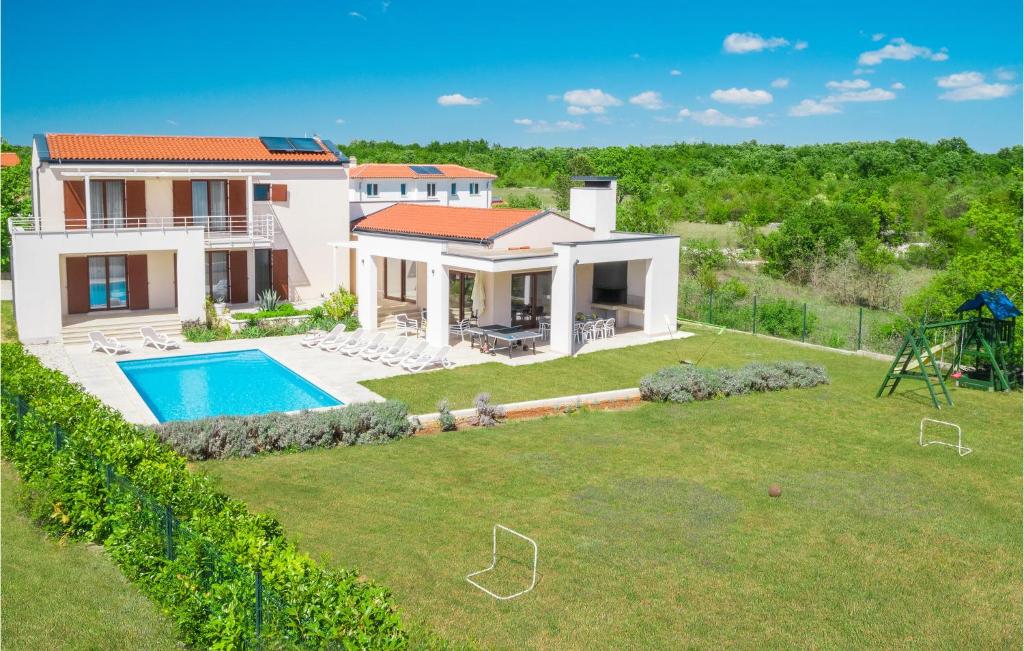 Villa con piscina y patio en Pet Friendly Home In Stokovci With Outdoor Swimming Pool, en Štokovci