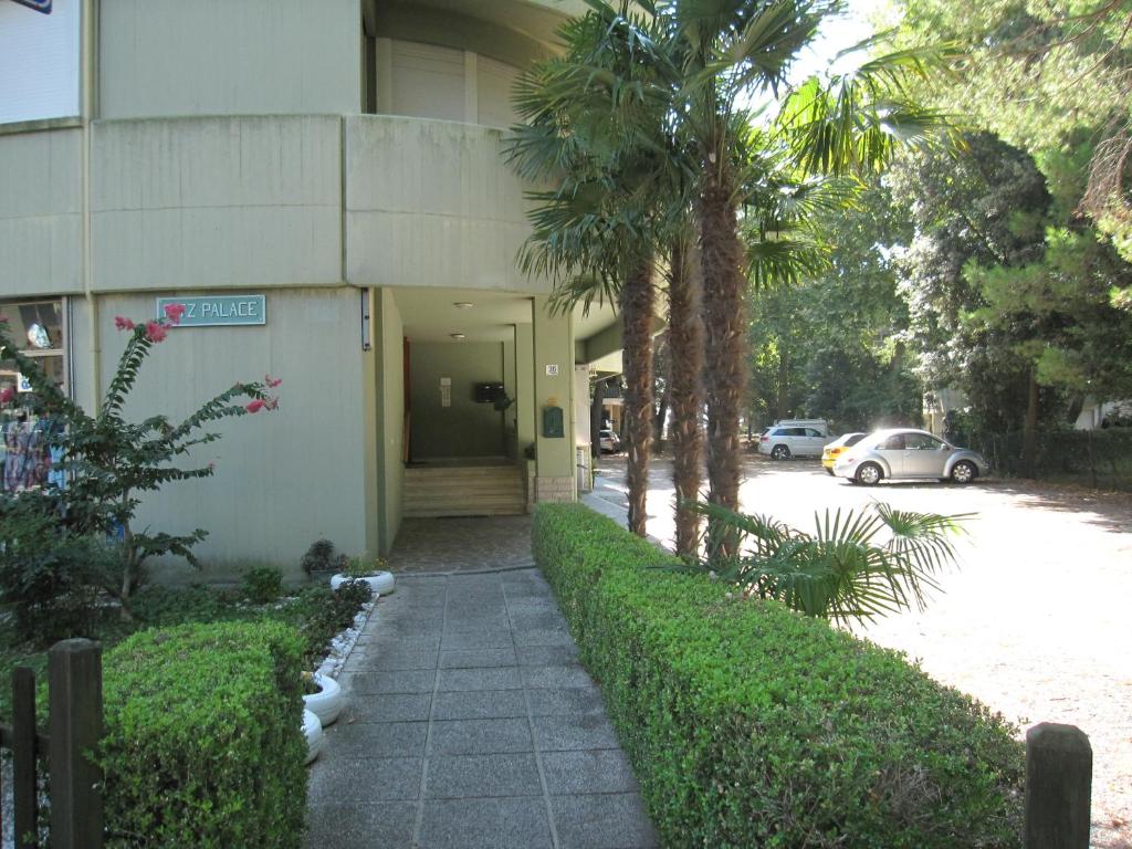 a building with a sidewalk in front of a building at Appartamento Ritz in Grado