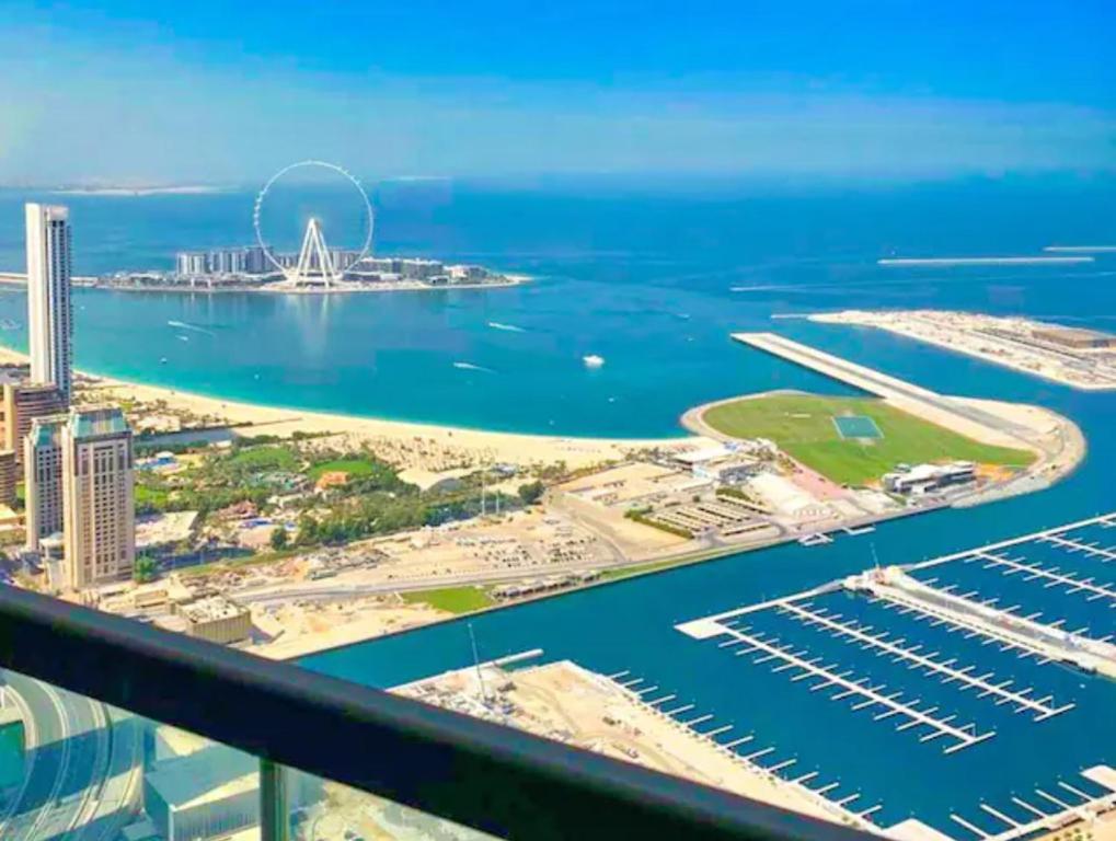 z powietrza widok na miasto Dubaj w obiekcie White Sage - Incredible Full Sea and Dubai Eye View in Marina w Dubaju