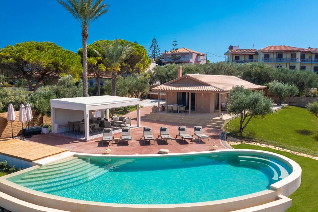 Výhled na bazén z ubytování Villa Carvella - A Sublimely Relaxing Escape! nebo okolí
