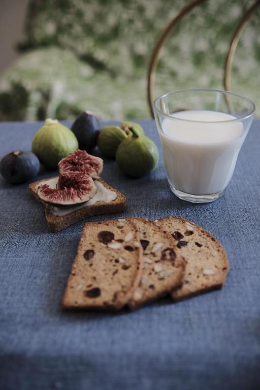 una mesa con un plato de pan y un vaso de leche en Sapigno B&B, en SantʼAgata Feltria