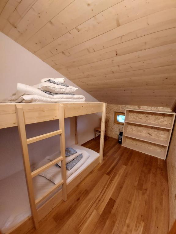 un letto a soppalco in una casetta di Cabane Bella-Tola a Saint-Luc