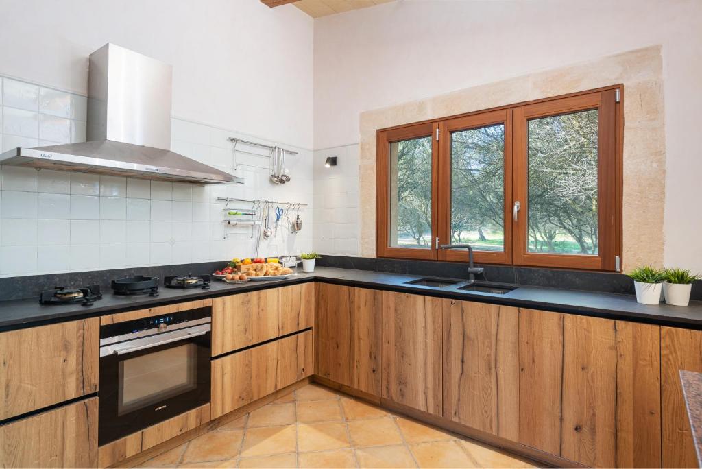 Kuchyň nebo kuchyňský kout v ubytování VILLA SON BRUN