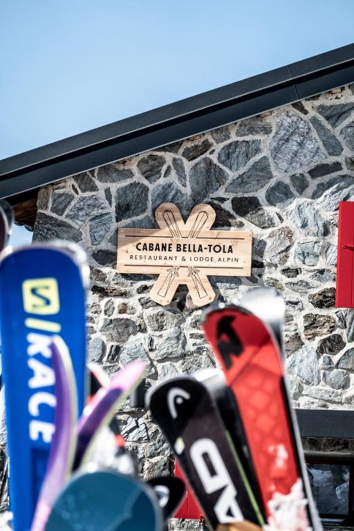 Certificato, attestato, insegna o altro documento esposto da Cabane Bella-Tola
