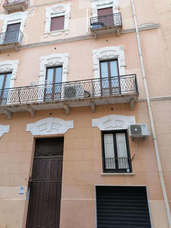a building with a door and a balcony at casa torre di ligny in Trapani
