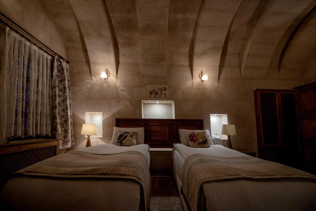 Postel nebo postele na pokoji v ubytování Sinasos Palace Cave Hotel