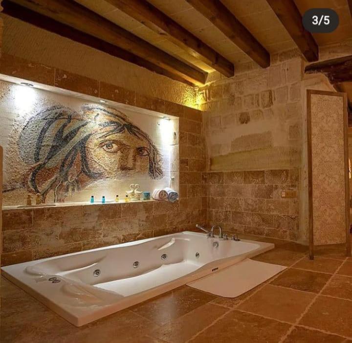 Koupelna v ubytování Sinasos Palace Cave Hotel