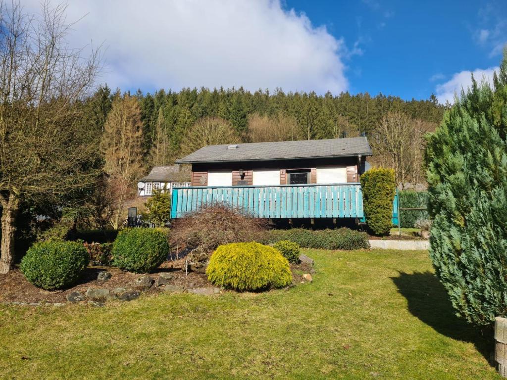 una casa con un azul y blanco en un patio en Kleines Ferienhaus mit Charme en Meschede