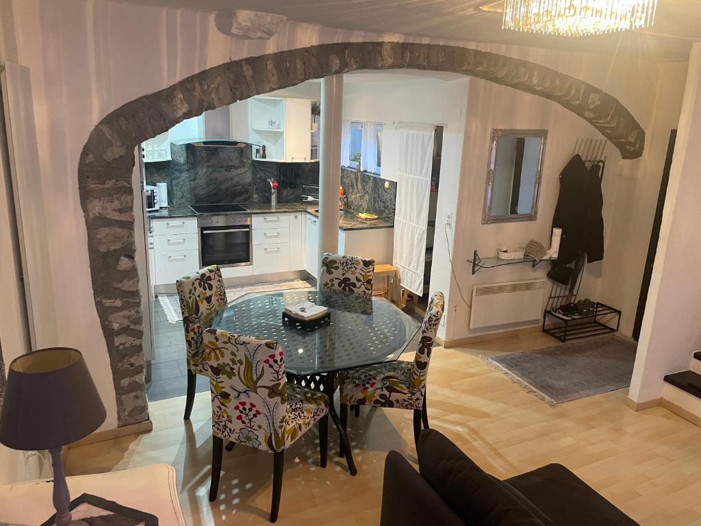 a dining room with a table and a kitchen at Casa Madonnina in Losone