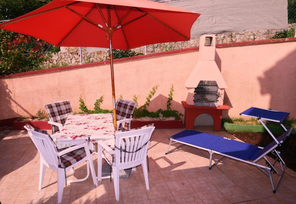 Patio lub wspólna przestrzeń na świeżym powietrzu w obiekcie Apartman Nelamore - Krk town, 300 meters to the beach