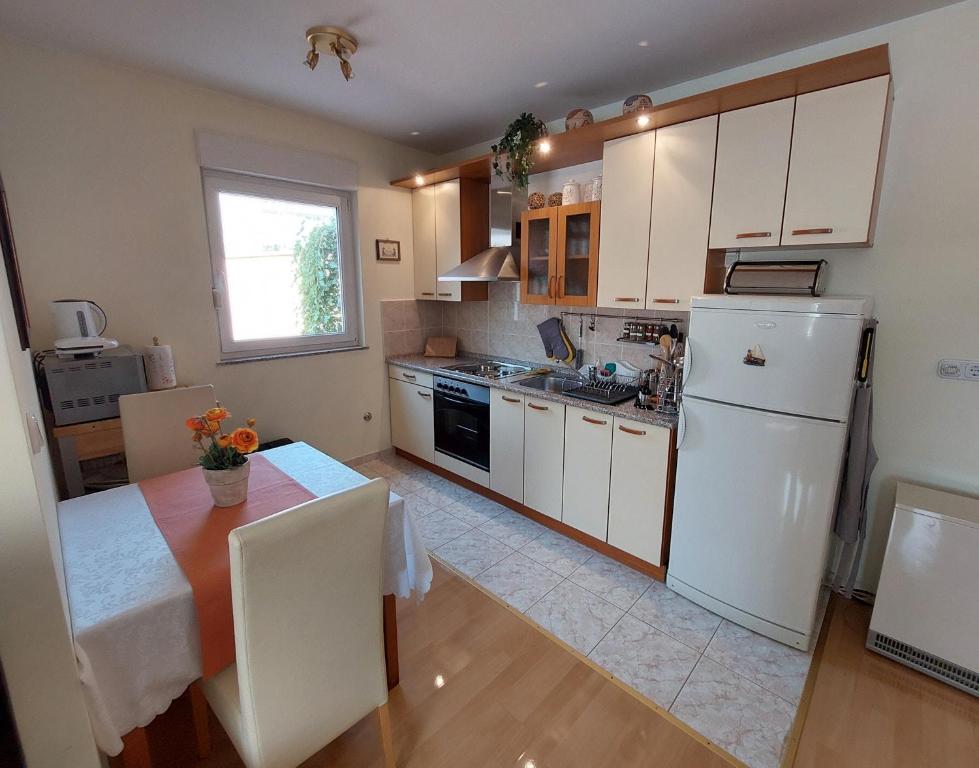 Kuchnia lub aneks kuchenny w obiekcie Apartman Nelamore - Krk town, 300 meters to the beach