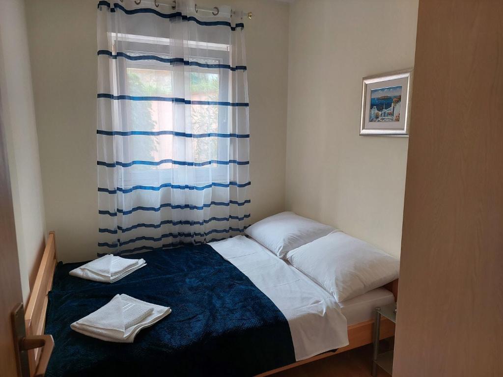 Łóżko lub łóżka w pokoju w obiekcie Apartman Nelamore - Krk town, 300 meters to the beach