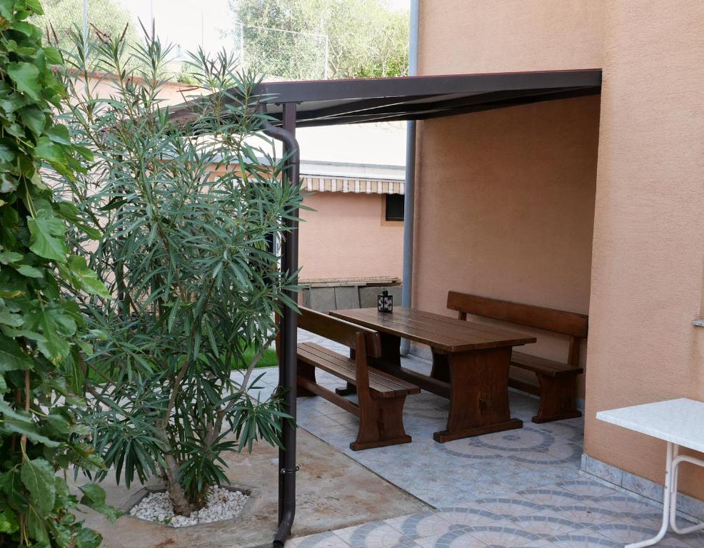 Patio lub wspólna przestrzeń na świeżym powietrzu w obiekcie Apartman Nelamore - Krk town, 300 meters to the beach