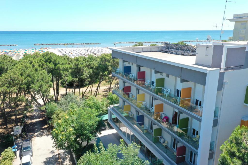 Blick auf den Strand vom Balkon eines Resorts in der Unterkunft Hotel Krone in Lido di Classe