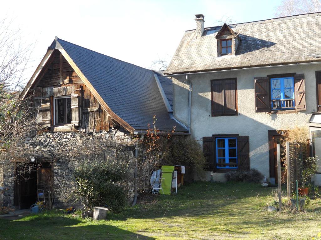 una vieja casa de piedra con techo de gambrel en Joli gîte en Ariège avec vue, en Buzan