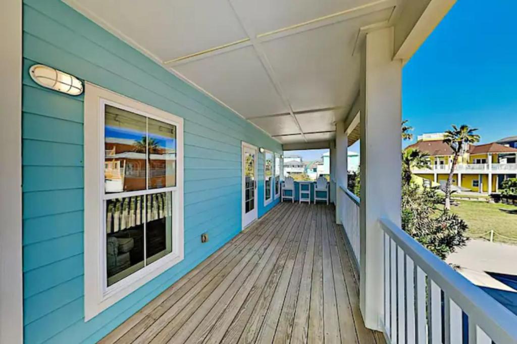 Balkón nebo terasa v ubytování Steps to The Beach! Beautiful 4 BDRM 5 Bath Home W/Pool & Hot Tub