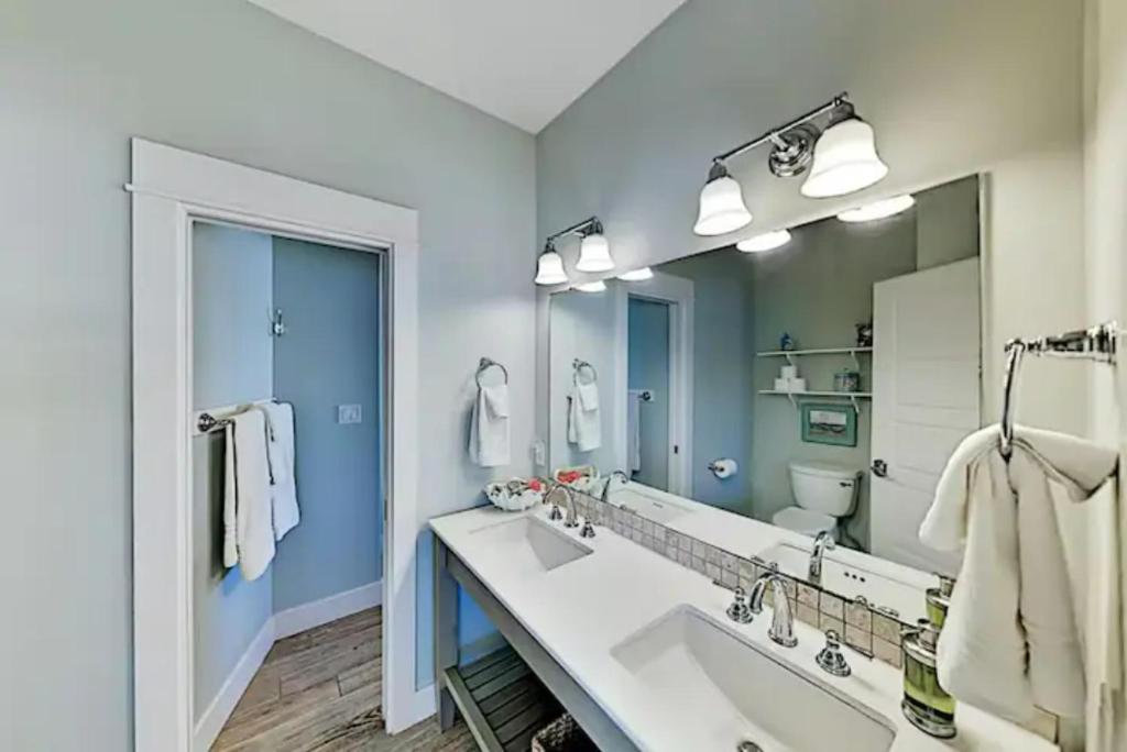Koupelna v ubytování Steps to The Beach! Beautiful 4 BDRM 5 Bath Home W/Pool & Hot Tub