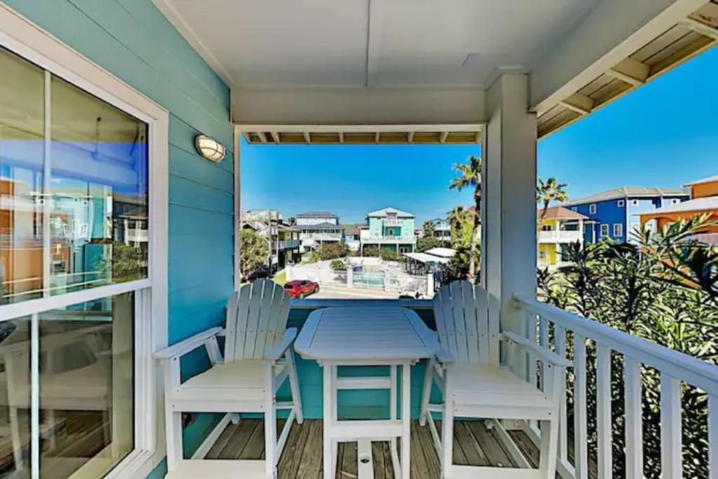 Balkón nebo terasa v ubytování Steps to The Beach! Beautiful 4 BDRM 5 Bath Home W/Pool & Hot Tub