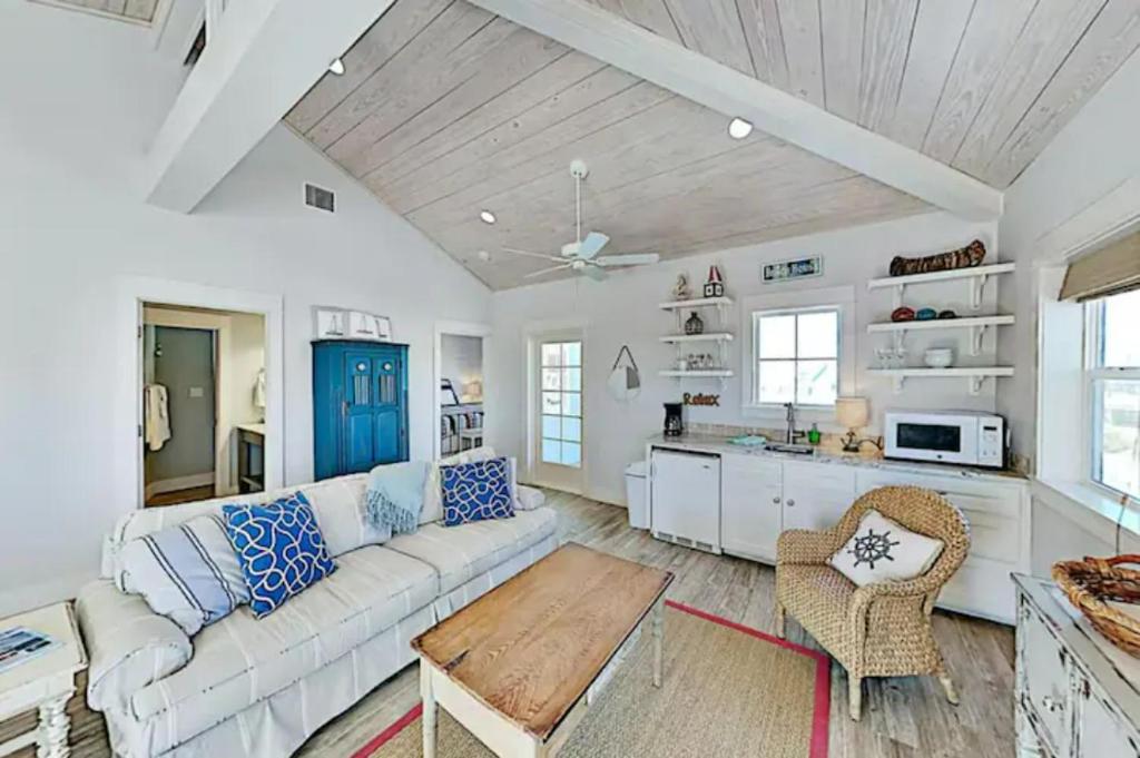 Posezení v ubytování Steps to The Beach! Beautiful 4 BDRM 5 Bath Home W/Pool & Hot Tub
