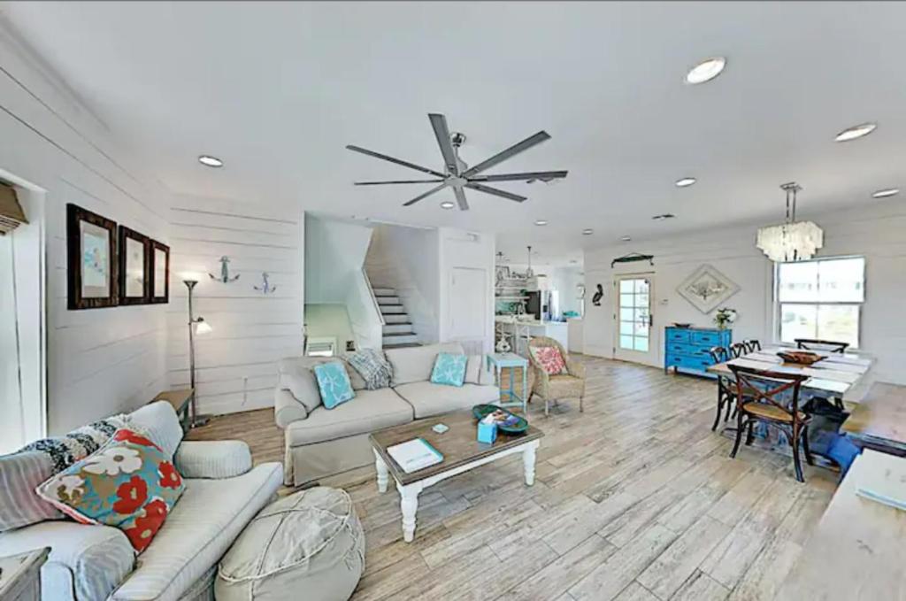 Posezení v ubytování Steps to The Beach! Beautiful 4 BDRM 5 Bath Home W/Pool & Hot Tub