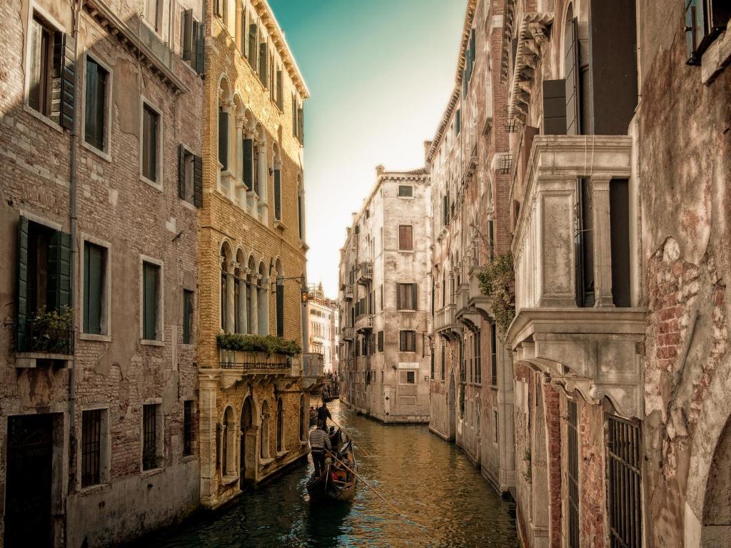 ヴェネツィアにあるチェンタウロ ホテルの二棟の間の運河のゴンドラ