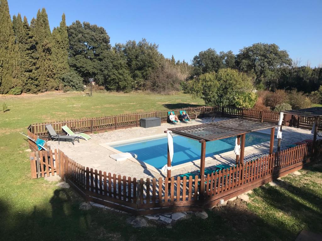 - une vue sur la piscine et sa terrasse en bois dans l'établissement Le Mas Mérindol Gîte Ventoux, à Loriol-du-Comtat