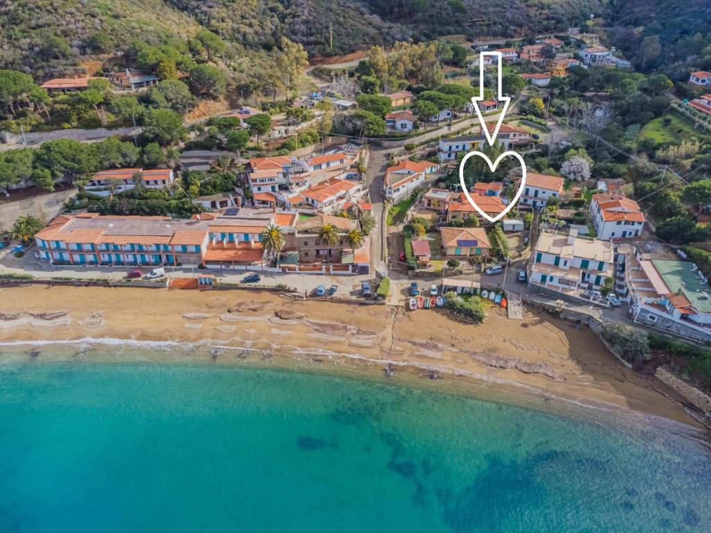 an aerial view of a resort on a beach at Casa a 30 metri da Pareti in Capoliveri