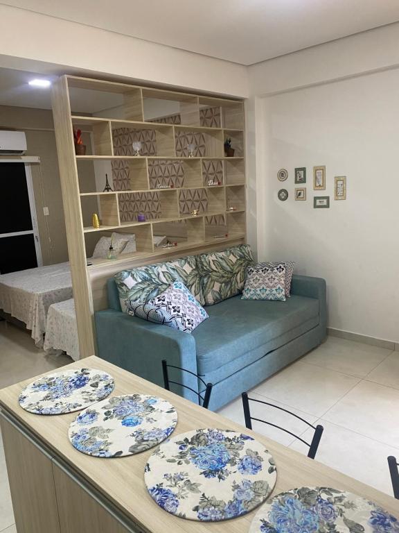 Χώρος καθιστικού στο flat em Olímpia com churrasqueira