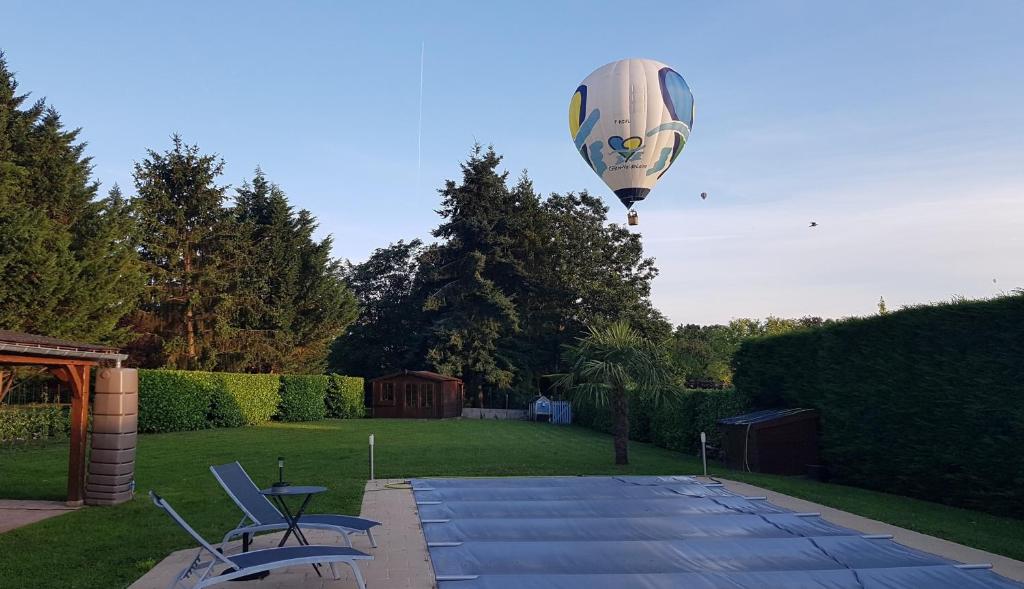 een heteluchtballon vliegt over een tuin bij Les Cormiers in Cangey