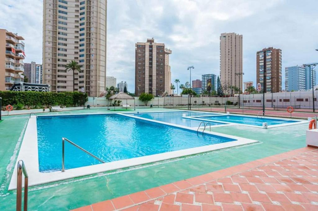 uma grande piscina numa cidade com edifícios altos em BENIDORM GEMELOS II ONE, impresionante vista em Benidorm