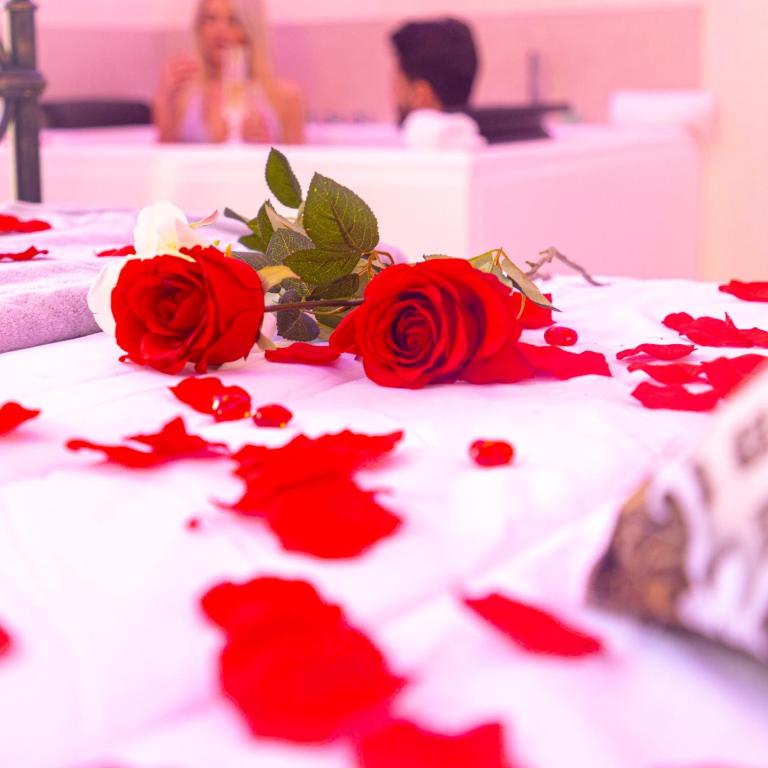 stół z czerwonymi różami na górze w obiekcie IL PALAZZO - Luxury Home & Event w mieście Cosenza